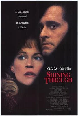 爱在战火蔓延时 Shining Through (1992)海报